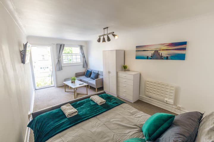 Втора спалня и достъп до вътрешен двор