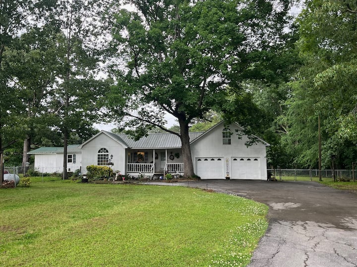 Mountain Lake Escape Guest suites for Rent in Leesburg, Alabama