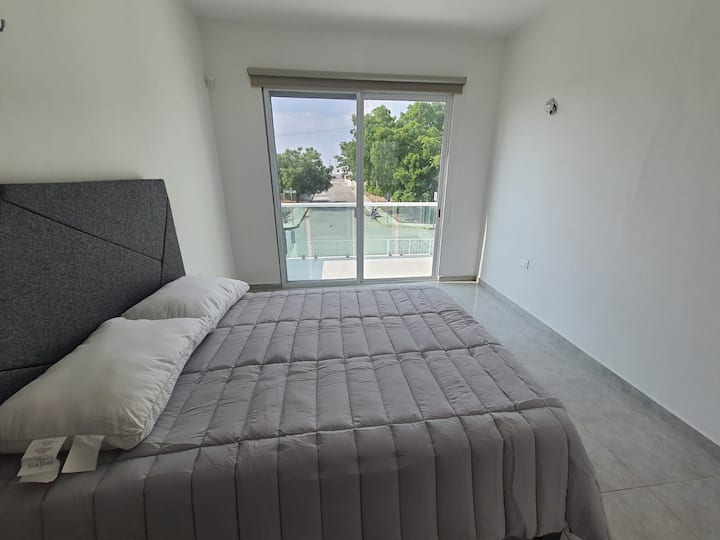 Ორადგილიანი საწოლი, კლიმატი, ჭერის ვენტილატორი, შავი ჟალუზები, მიმაგრებული აივანი სკამებით, ბუები და შუქდიოდური ლამპები, ამაოება და სარკე, აივნის დანართი ქუჩაში, კოღოს ბადეები