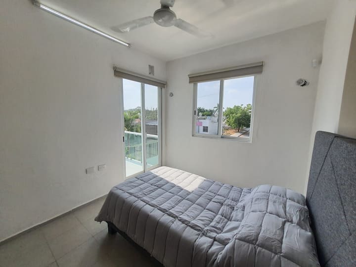 Ერთადგილიანი საწოლი, კლიმატი, ჭერის ვენტილატორი, შავი ჟალუზები, მიმაგრებული აივანი სკამებით, ბუდეები და შუქდიოდური ლამპები, ამაოება და სარკე, აივანი დანართი კალე, კოღოს ბადეები