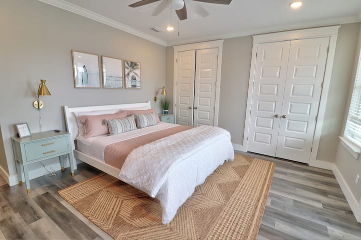 Spavajte udobno u bračnom krevetu u glavnoj spavaćoj sobi