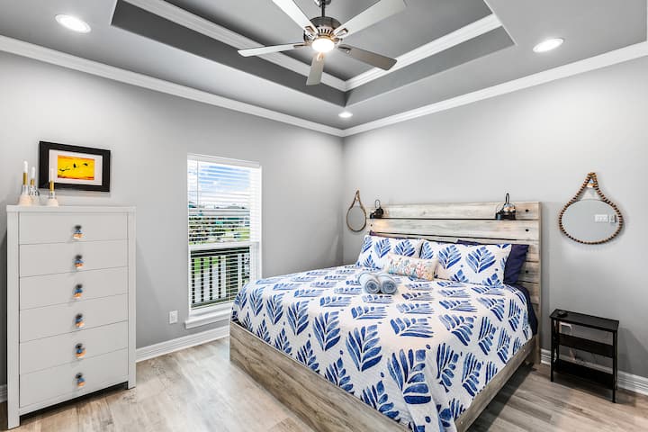 King Bed, 65 in. Roku Smart TV, linens provided