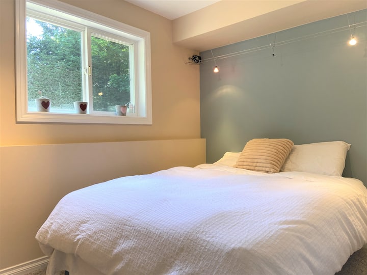 Ikamelo lokulala 6. Ikamelo lokulala elincane elithokomele elinombhede omkhulu.
