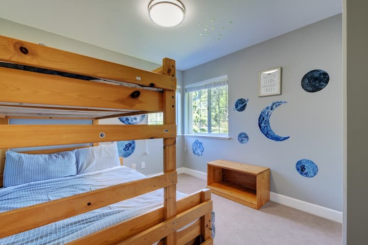 Igumbi lezingane. Umbhede ophansi unethezeke kakhulu futhi umbhede ongaphezulu ungamawele.