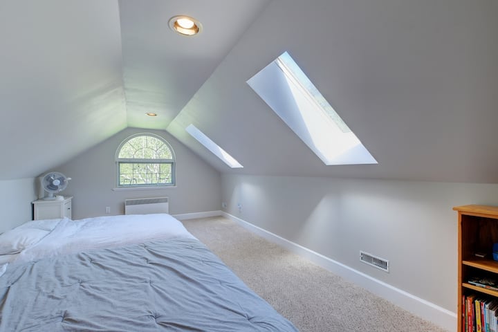 Leli kamelo le-loft linemibhede emibili emikhulu.