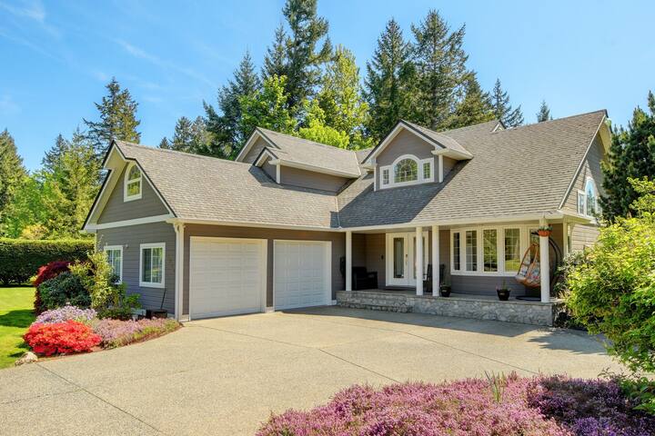 Country Home on Garden Gate Drive gallery image 3