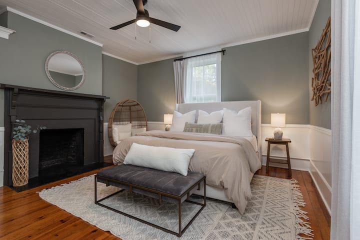 Third bedroom with King Bed & luxury linens.