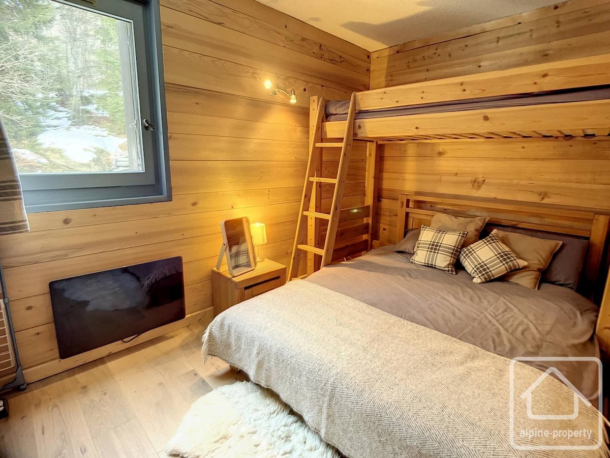 Spavaća soba s bračnim krevetom i međuspratom za jednu osobu