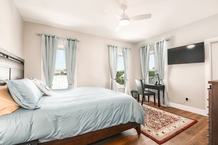 Chambre principale avec poste de travail
(California King size)