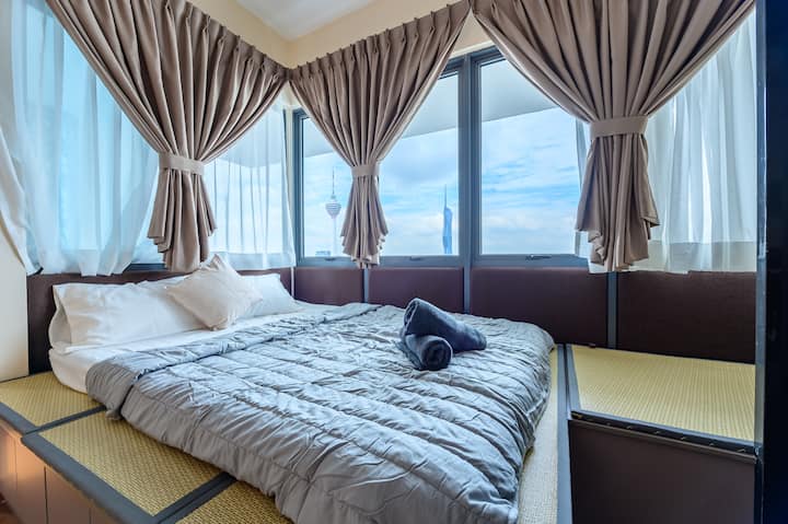 Dhomat e gjumit në katin e sipërm me Tatami dhe pamje nga qyteti