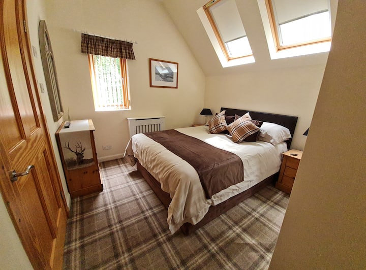 Udoban bračni krevet s mnogo ladica i ormara.
Sušilo za kosu
Prijenosni ventilator
Radijator za pohranu
Dodatne prijenosne utičnice za hladnjak napunjen električnim uljem
