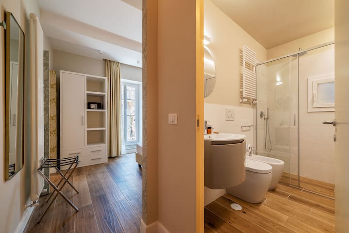 Luxury 2 beds/3 baths on Via del Corso! gallery image 4