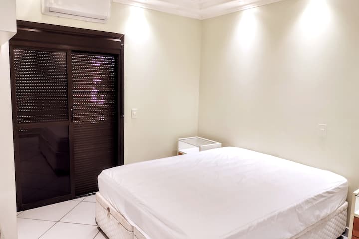 Მთავარი ფლიგელი კონდიციონერით, აივნის გასასვლელით, ჭერის ვენტილატორითა და საწოლით (ამჟამად სტრუქტურითა და ხის თავსაფრით).