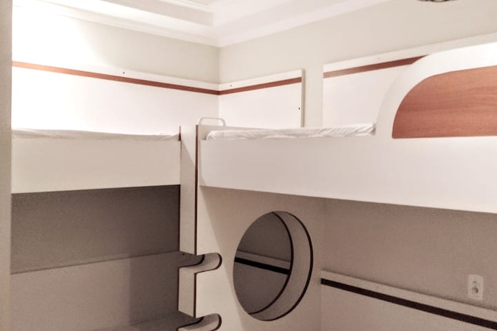 Ერთადგილიანი ოთახი (2): ყველაზე მეტად დაცულია, ფართო სარკით, ორსართულიანი საწოლებითა და კედლის მძლავრი ვენტილატორით. 