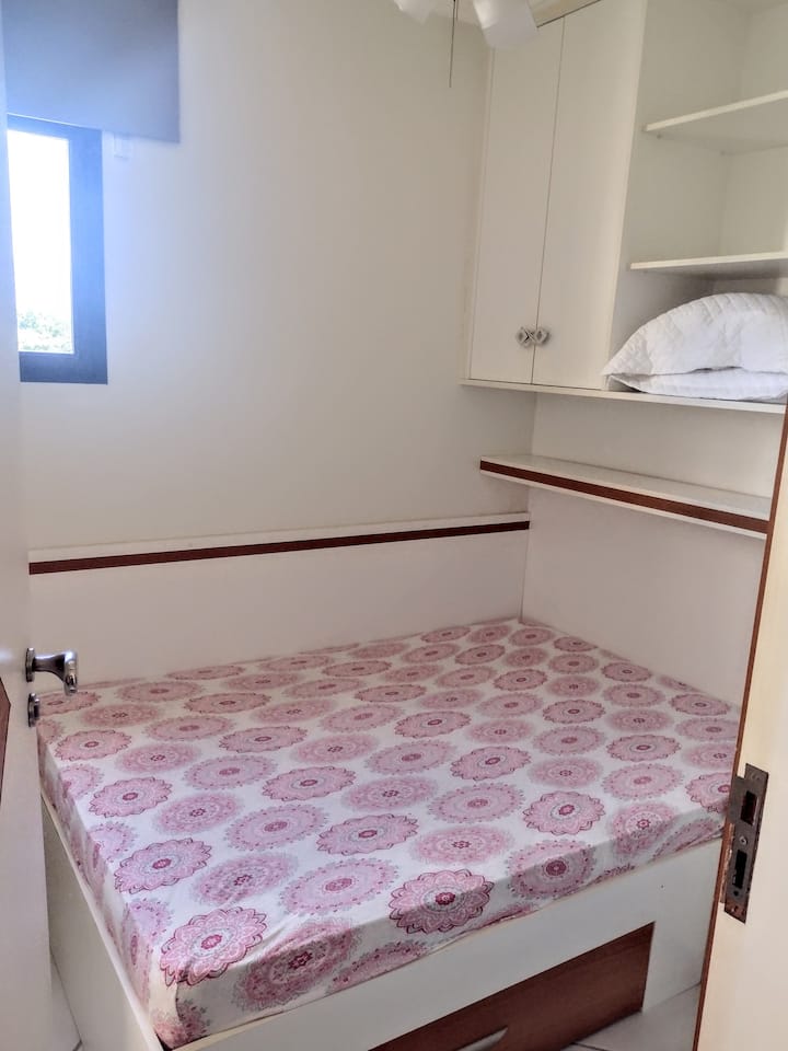 Ადაპტირებული აპარტამენტი: ორადგილიანი საწოლითა და ჭერის ვენტილატორით + პორტატული კონდიციონერით. Კვადრატული დახრის სტილის ფანჯარა (უშუქო ფარდით). Კარი მომსახურების ზონამდე.