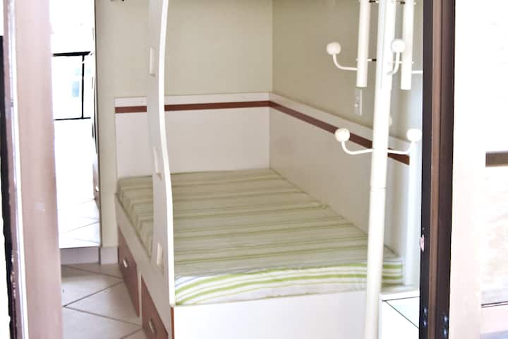 Ერთადგილიანი ოთახი (1), კონდიციონერით, ჭერის ვენტილატორით, ორსართულიანი საწოლებით, სარკით, კარადით, ალაოთი და აივანზე გასასვლელით. Საწოლები ამჟამად წყალგაუმტარი გადასაფარებლებითაა. Lençóis არ შედის და ხელჩანთა აღარ გვაქვს ჩამოკიდებული. 