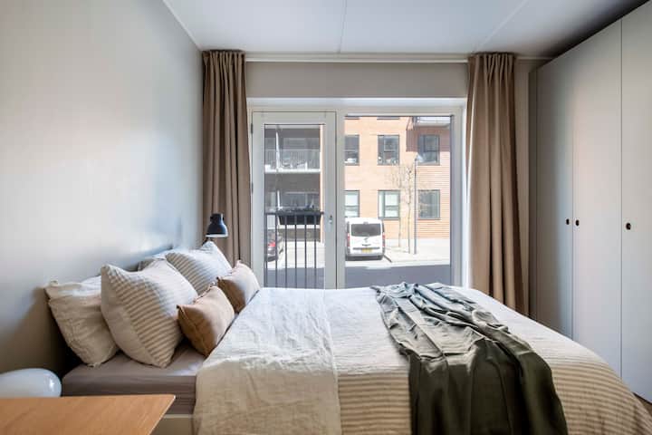 Cama doble, con un edredón extra grande, ventana enorme y cortinas oscurecidas. 