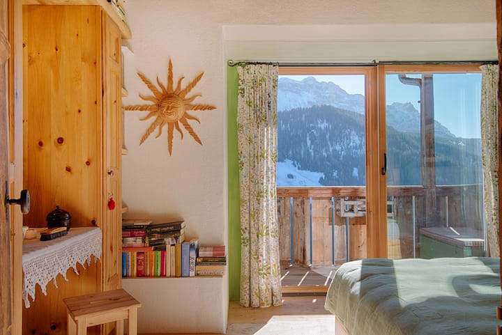 Dhomë gjumi kryesore
 Një pushim i qetë, i zbukuruar me shtroja të buta, jastëkë prej pelushi dhe thekse druri rustike. Nga dritaret, vizitorët mund të zgjohen me pamje mahnitëse të maleve përreth ose të bëjnë stargaze natën në heshtjen e qetë.
