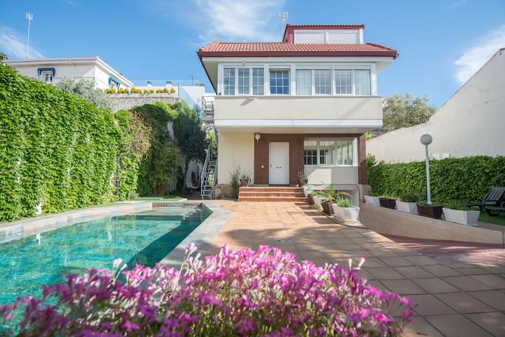 Calandria Madrid VILLA 18 people – POOL, WiFi, BBQ