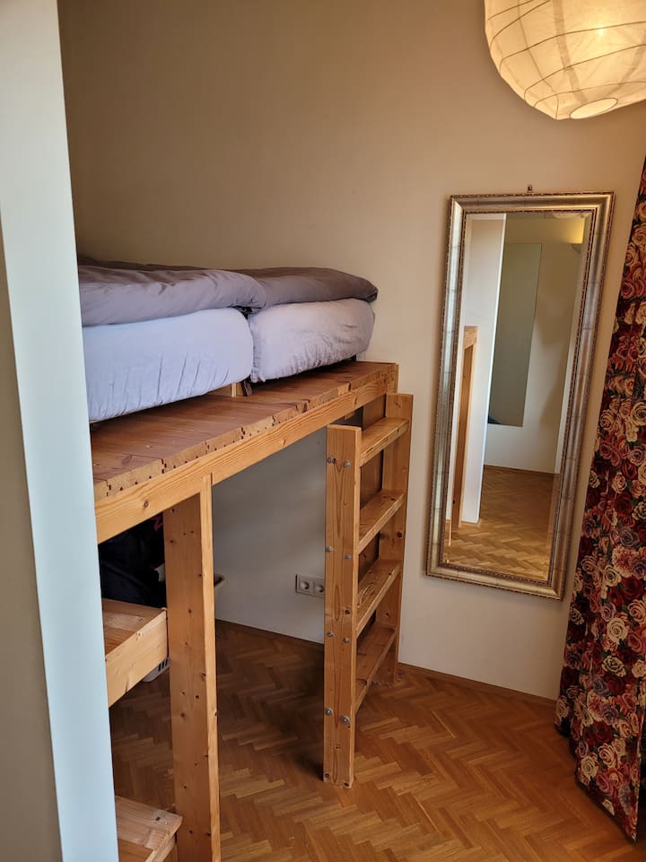 سرير بطابقين 180 × 200 مع سلم في غرفة النوم الهادئة