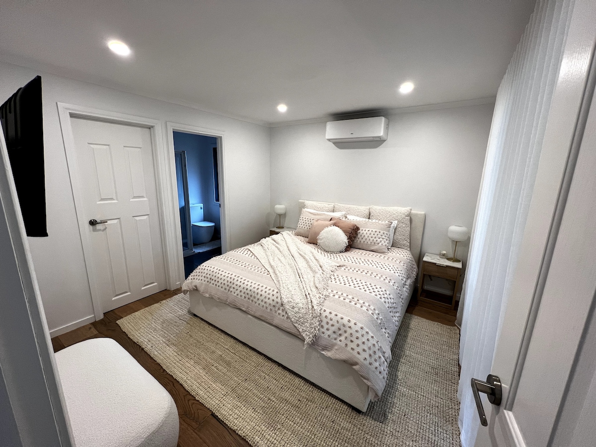 Hlavná spálňa
s manželskou posteľou King, vlastná kúpeľňa, šatník, nástenná inteligentná televízia, AirCon/kúrenie a blokové žalúzie s čírymi závesmi 