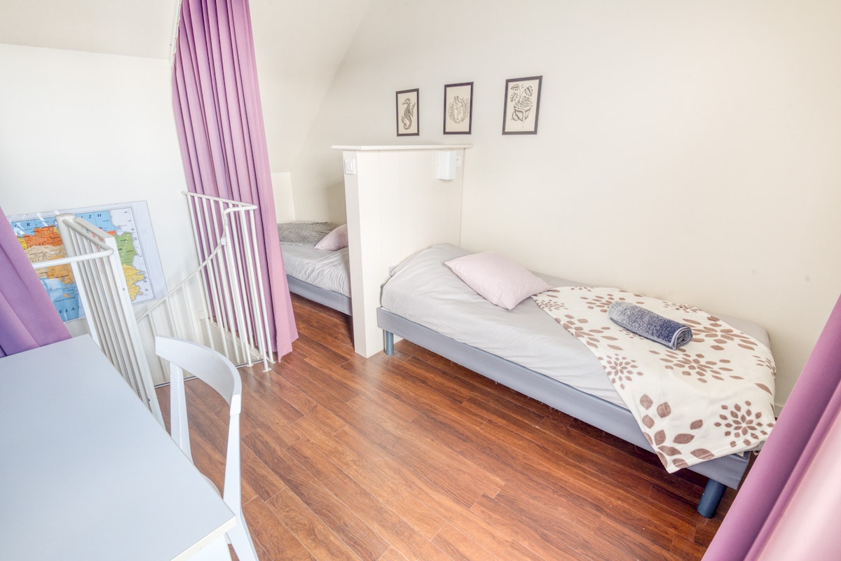 楼上卧室配有两张单人床