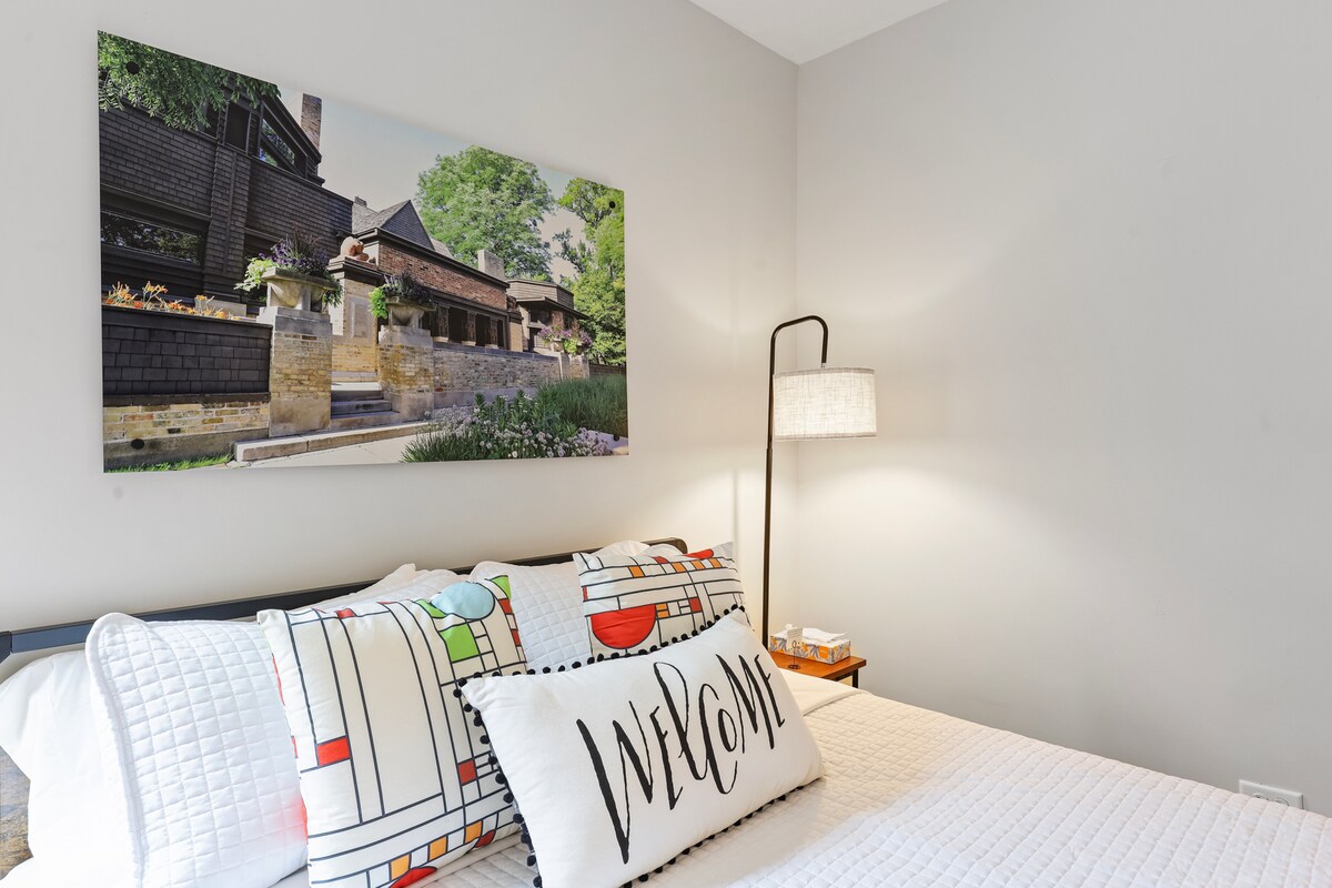 غرفة نوم فرانك لويد رايت بسرير كوين وتلفزيون ذكي فاير 55بوصة