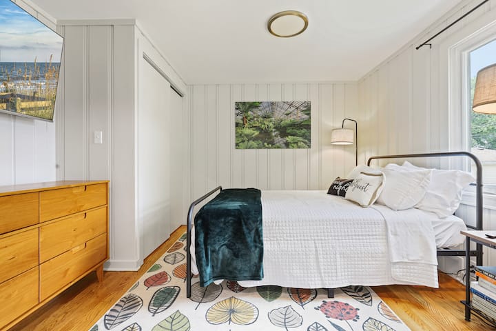 加菲尔德温室，配备标准双人床，配备55英寸智能消防电视