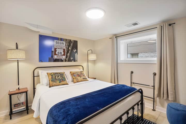 66号公路卧室，配备标准双人床，配备55英寸智能消防电视