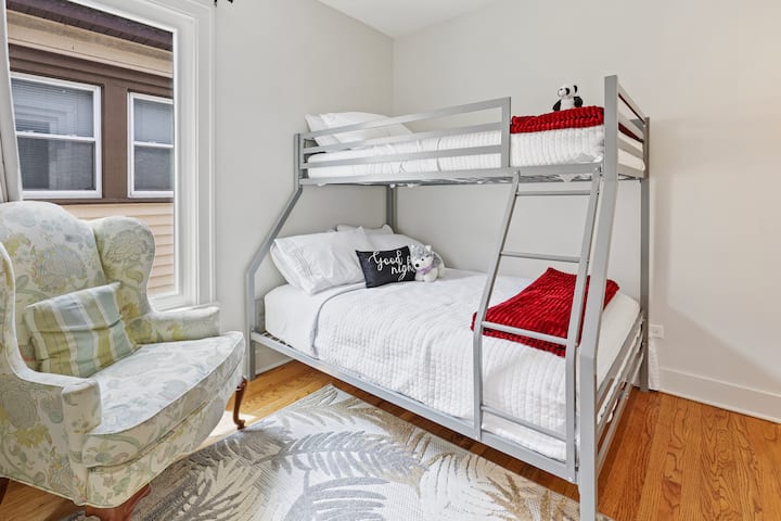 布鲁克菲尔德动物园卧室设有双层床，底部配有全尺寸床垫，上铺有单人床垫。 这是一张双层床。 房间内提供舒适的座椅。