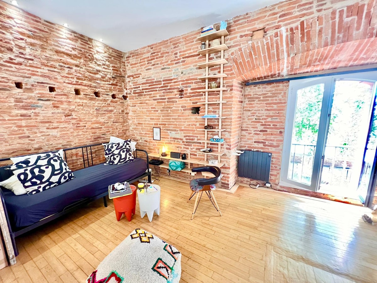 Top performing Airbnb: My piece of Garonne – 1-bedroom apartment in Saint Cyprien