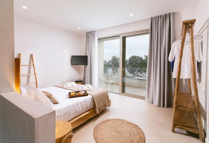 First floor bedroom with a 1,60X2,00 bed, TV and balcony access!