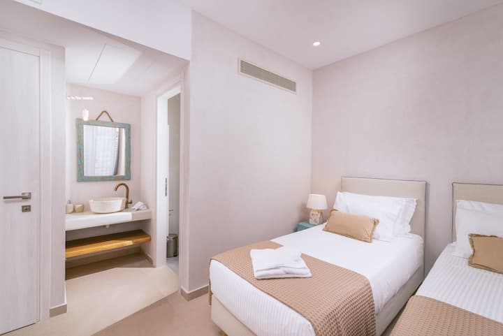 Ground floor bedroom. The bed can be set up as a queen or as 2 singles.