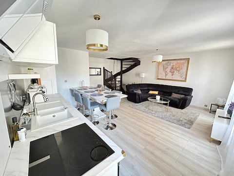 Spacious Duplex in the hyper center Linens Provided