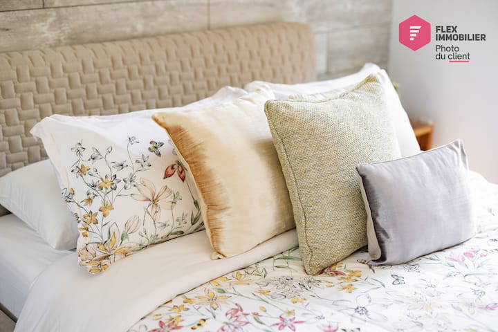 „Хубава модерна дървена колиба с всичко необходимо. Хареса ни частното джакузи, заобиколено от дървета. В кухнята има всичко необходимо, леглата са удобни. Прекарахме си страхотно!„ Паула (Сателит Бийч, Флорида)