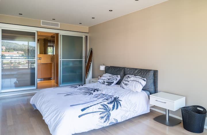 Მთავარი საძინებელი საშხაპე ოთახითა და უნიტაზით 