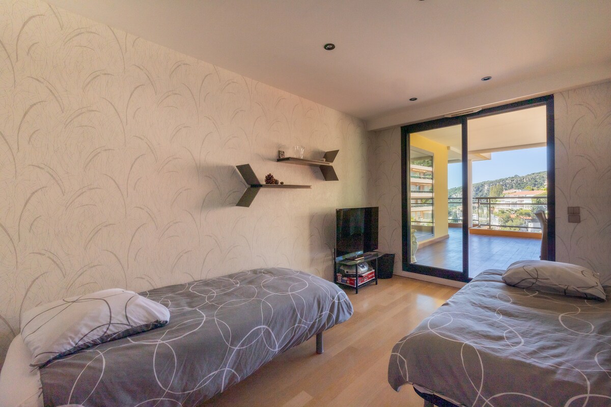 Habitación con aire acondicionado y dos camas individuales