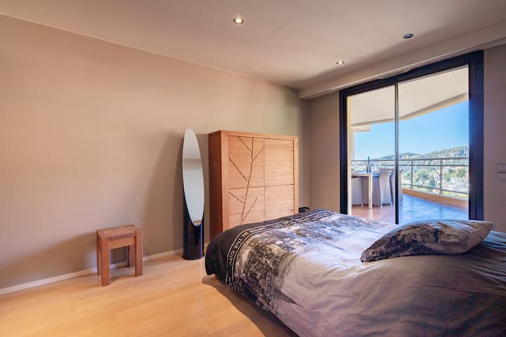 Საძინებელი 2 ფლიგელიანი საშხაპე ოთახით.