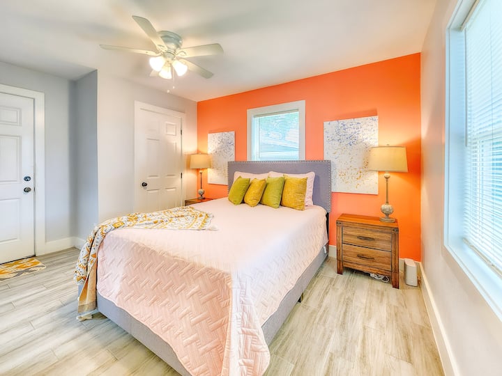 Შეაბიჯეთ ჩემს საკურთხეველში თბილი ნარინჯისფერი კედლებითა და კომფორტული საწოლით