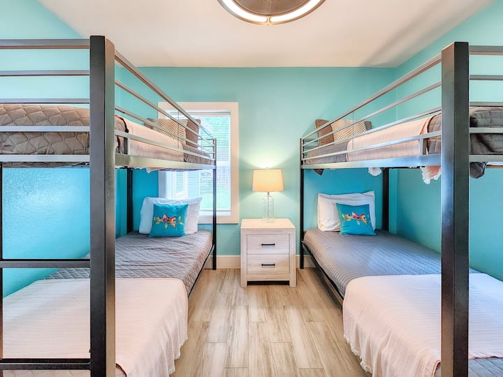 Კეთილი იყოს თქვენი მობრძანება ორსართულიანი საწოლების მყუდრო ოთახში, რომელსაც ლურჯი კედლები აქვს!