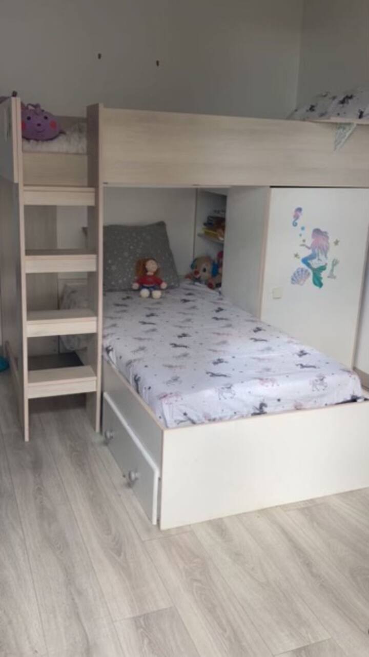 ห้องเด็ก (เตียงสองชั้น + สำนักงาน): เข้าถึงระเบียงจากทุกห้องบนพื้นสวน