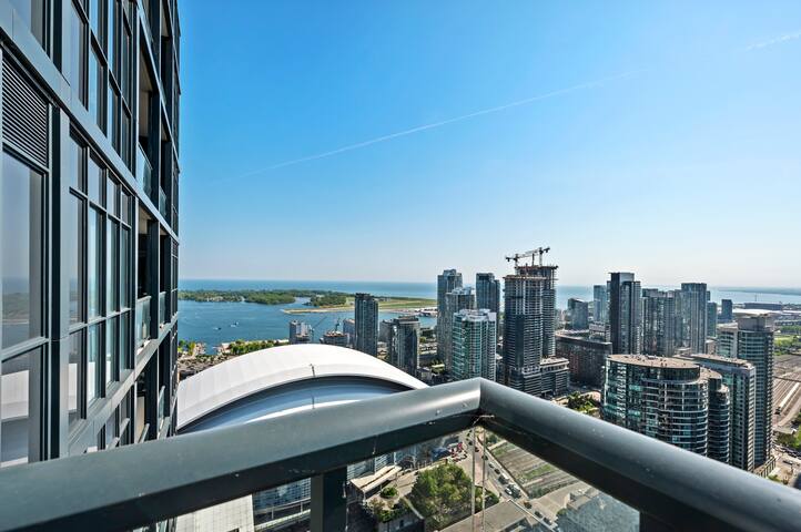 5-Star Panoramic View + Large Terrace By CN Tower gallery image 3