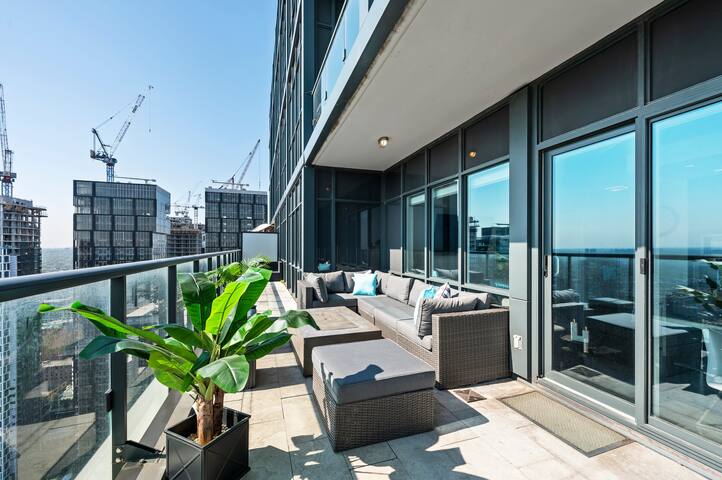 5-Star Panoramic View + Large Terrace By CN Tower gallery image 2