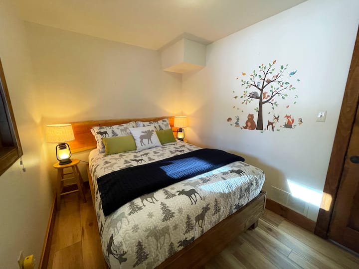 Chumba cha kulala cha ghorofa ya kwanza - kitanda cha ukubwa wa malkia