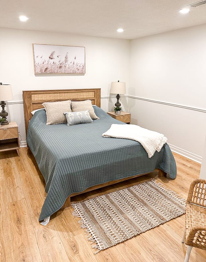 La chambre au sous-sol n °3
a un lit queen size. 
placard avec canne et étagères suspendues 