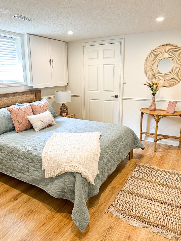 Sous-sol La chambre n ° 2 
a un lit queen. 

Bureau / placard 