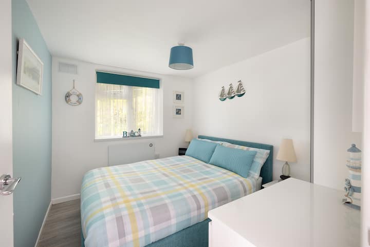2nd bedroom also double bed. Linen optional extra. My cleaner can supply @£25 per double bed set