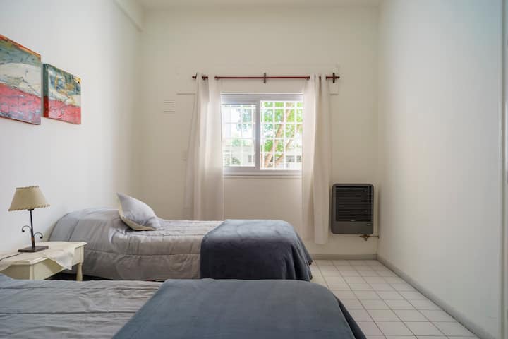 Dormitorio secundario con ventilador de pie