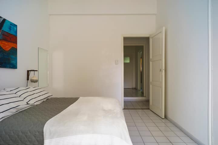 dormitorio principar super amplio con ventilador de pie