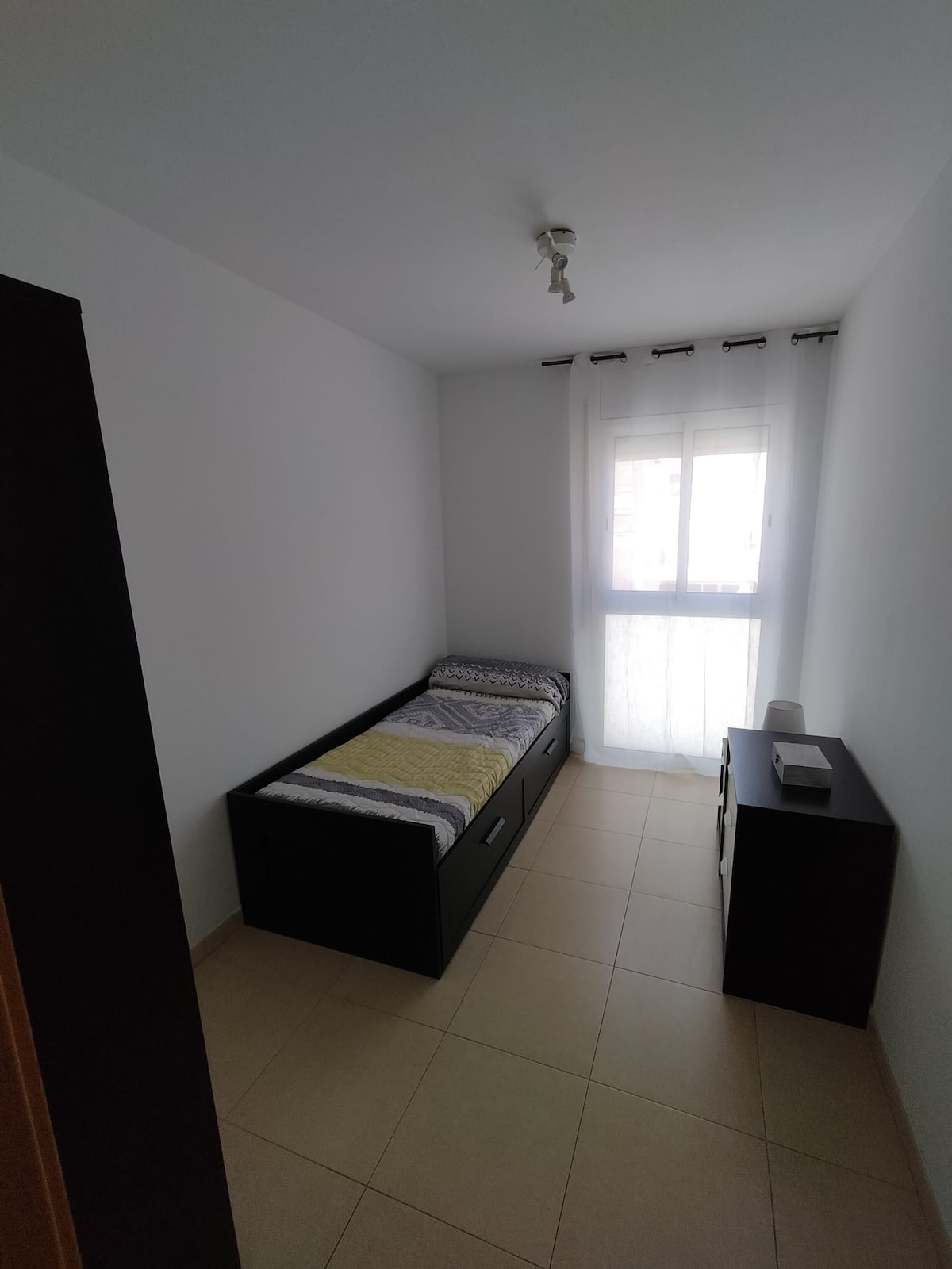 Habitación con cama individual que se puede convertir en cama doble